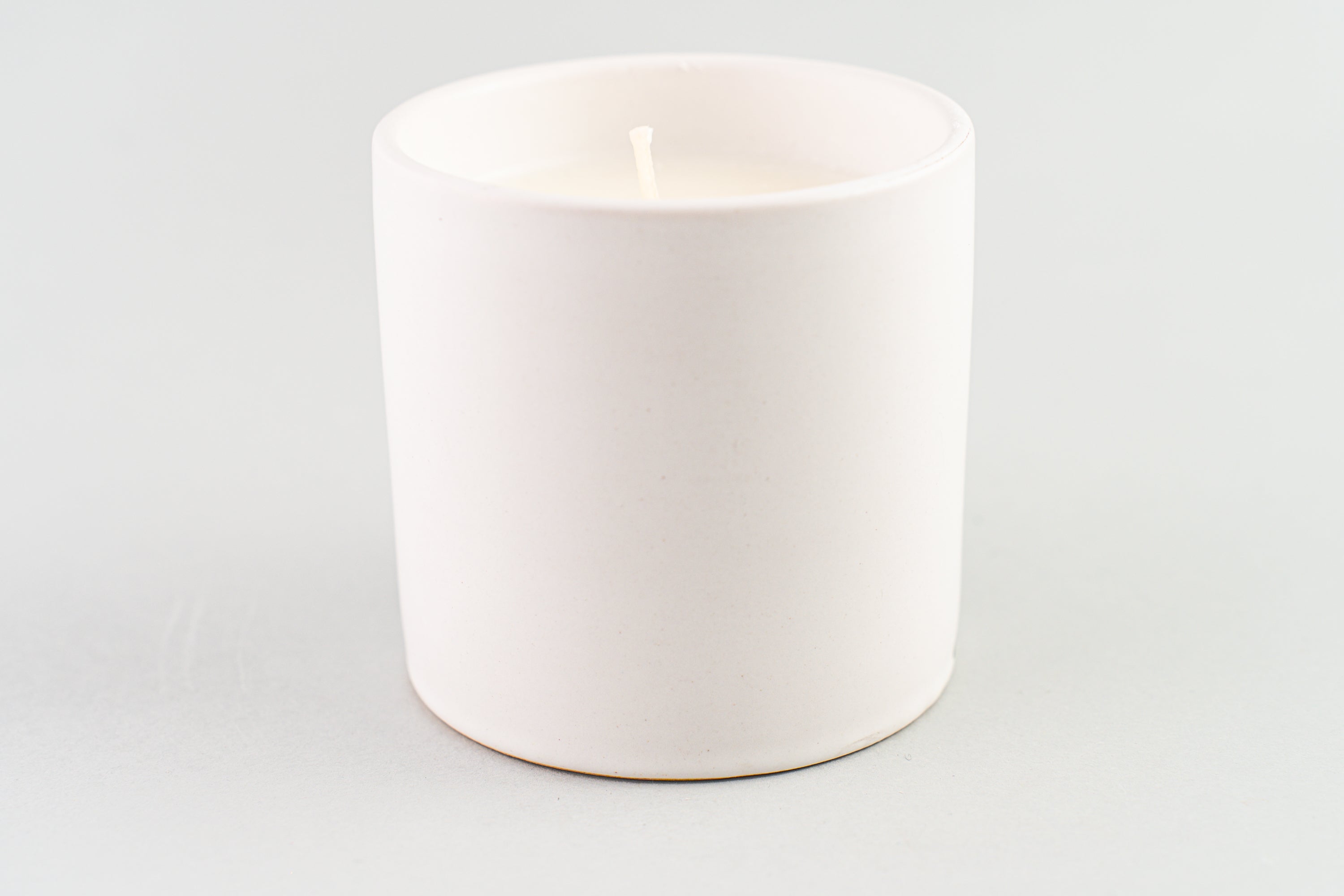 Impressions  Ceramic  Candle  5.75  oz./163g  - White - Pinky Promise - Wild Fig & Cedar